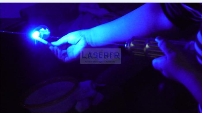 laser puissant allumer les allumettes 